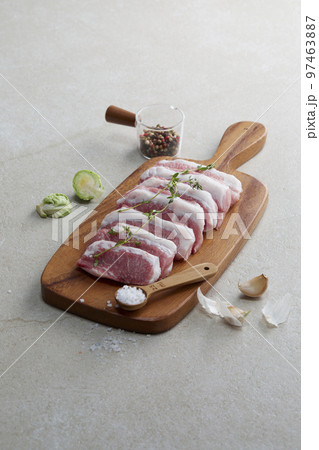 新鮮 まな板 生肉 97463887