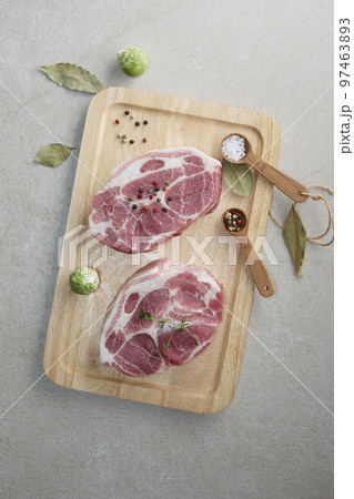 新鮮 まな板 生肉 97463893