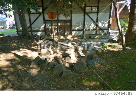 よく晴れた美濃国「大垣城」の天守閣と石垣 97464585