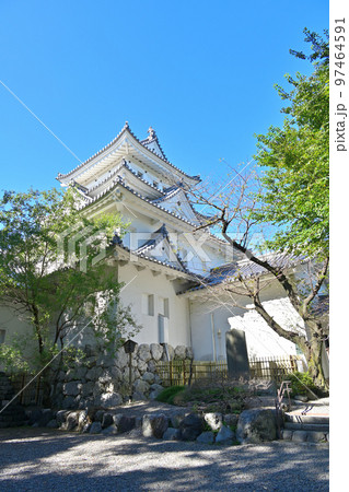 よく晴れた美濃国「大垣城」の天守閣と石垣 97464591