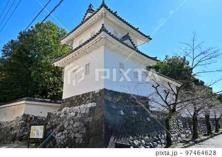 よく晴れた美濃国「大垣城」の天守閣と石垣 97464628