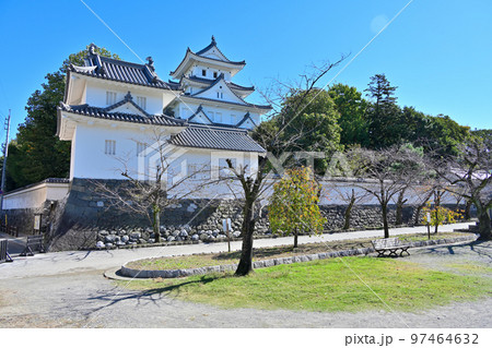 よく晴れた美濃国「大垣城」の天守閣と石垣 97464632