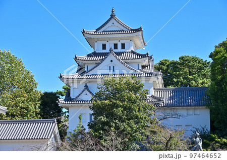 よく晴れた美濃国「大垣城」の天守閣と石垣 97464652