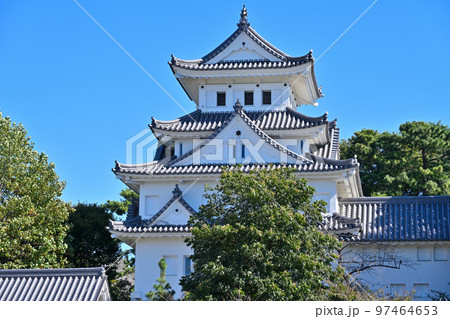 よく晴れた美濃国「大垣城」の天守閣と石垣 よく晴れた美濃国「大垣城」の天守閣と石垣 97464653
