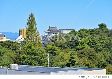 よく晴れた美濃国「大垣城」の天守閣と石垣 97464664