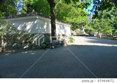 よく晴れた美濃国「大垣城」の天守閣と石垣 97464672