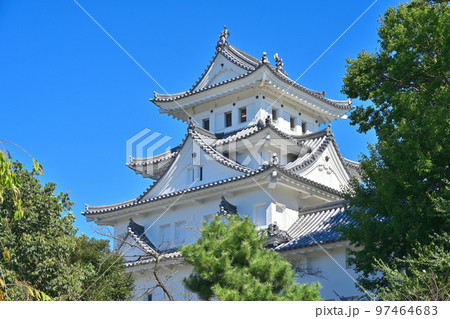 よく晴れた美濃国「大垣城」の天守閣と石垣 97464683