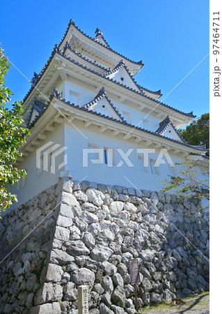 よく晴れた美濃国「大垣城」の天守閣と石垣 97464711