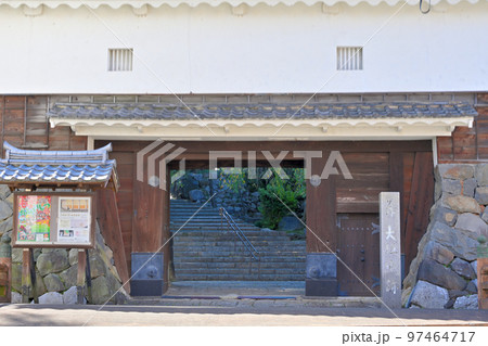 よく晴れた美濃国「大垣城」の天守閣と石垣 よく晴れた美濃国「大垣城」の天守閣と石垣 97464717