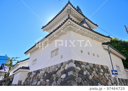 よく晴れた美濃国「大垣城」の天守閣と石垣 97464720