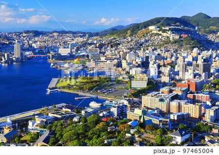 【長崎県】鍋冠山から見た晴天の長崎の眺望 97465004