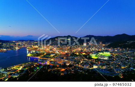 【長崎県】鍋冠山展望台から見た長崎夜景 97465032
