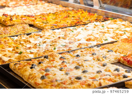 イタリアのピザ屋さんのカットピザの販売 97465259