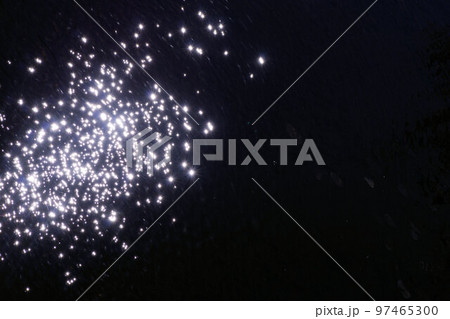 水の流れと太陽光の反射　12月 97465300