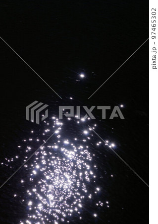 水の流れと太陽光の反射　12月 97465302