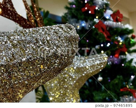 キラキラトナカイとクリスマスツリー 97465895