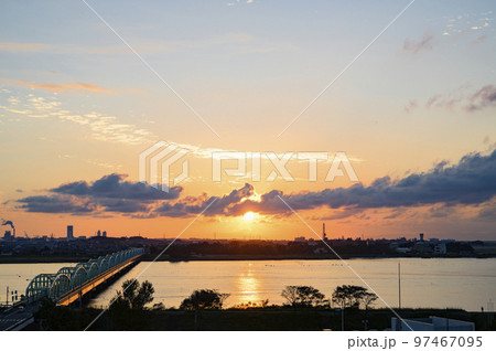 新潟　阿賀野川の夕景 97467095