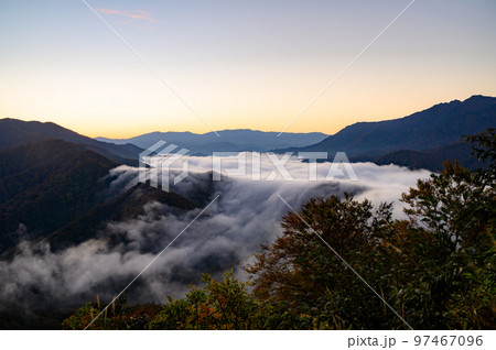 新潟　日の出前の枝折峠と滝雲 97467096