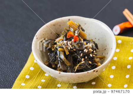 小鉢に盛った稲核菜の漬物 97467170