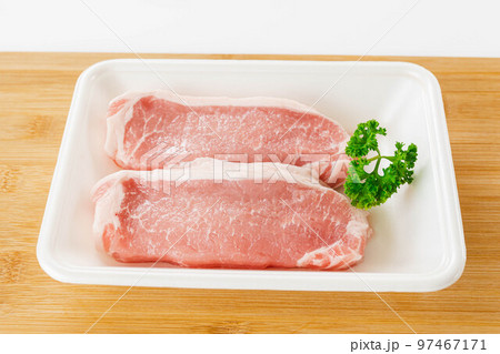 食品トレーに入った豚ロース肉 食品トレーに入った豚ロース肉 97467171