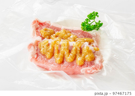 塩こうじ味噌をのせた豚ロース肉 97467175