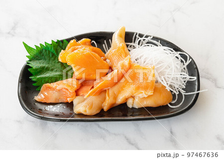 黒い皿に盛った黒ミル貝の刺身 97467636