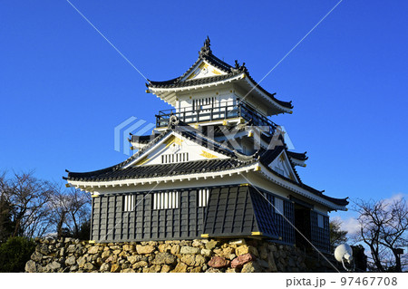 快晴の青空に輝く化粧直しした金色に出世の街浜松に立つ浜松城 快晴の青空に輝く化粧直しした金色に出世の街浜松に立つ浜松城 97467708