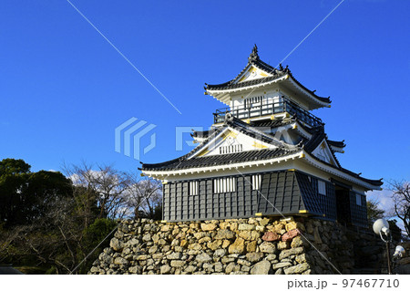快晴の青空に輝く化粧直しした金色に出世の街浜松に立つ浜松城 快晴の青空に輝く化粧直しした金色に出世の街浜松に立つ浜松城 97467710