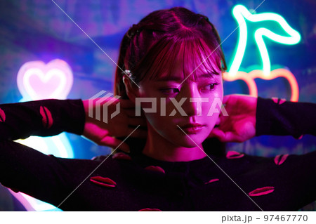 ネオンサインと若い女性のポートレート 97467770