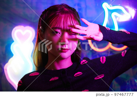 ネオンサインと若い女性のポートレート ネオンサインと若い女性のポートレート 97467777