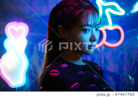 ネオンサインと若い女性のポートレート 97467780