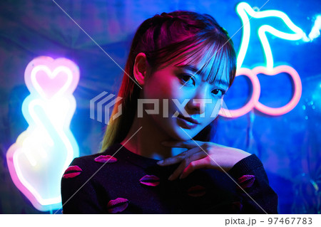 ネオンサインと若い女性のポートレート ネオンサインと若い女性のポートレート 97467783