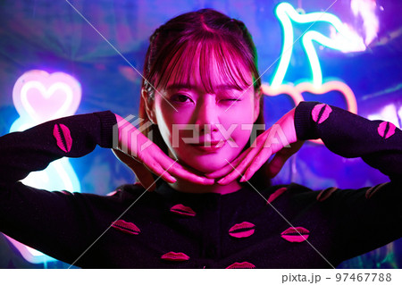 ネオンサインと若い女性のポートレート 97467788