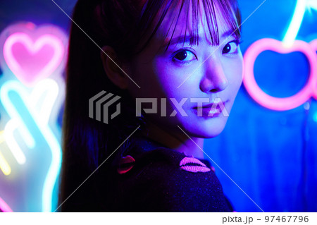 ネオンサインと若い女性のポートレート ネオンサインと若い女性のポートレート 97467796
