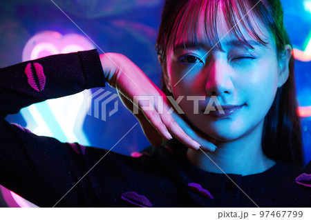 ネオンサインと若い女性のポートレート ネオンサインと若い女性のポートレート 97467799
