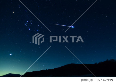 オリオン座と流星 97467949