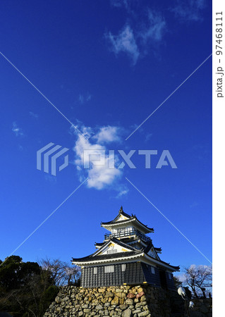 晴れた青空と白い雲に化粧直しして金色に輝く2023NHK大河ドラマ「どうする家康」の舞台の浜松城 晴れた青空と白い雲に化粧直しして金色に輝く2023NHK大河ドラマ「どうする家康」の舞台の浜松城 97468111