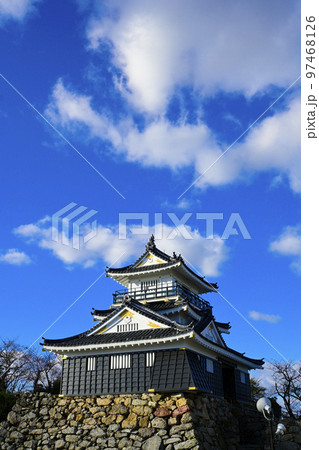 晴れた青空と白い雲に化粧直しして金色に輝く2023NHK大河ドラマ「どうする家康」の舞台の浜松城 97468126