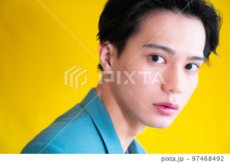 若い男性　韓国　ビューティ　ヘアケア　スキンケア 97468492