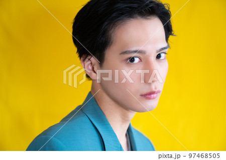 若い男性　韓国　ビューティ　ヘアケア　スキンケア 97468505