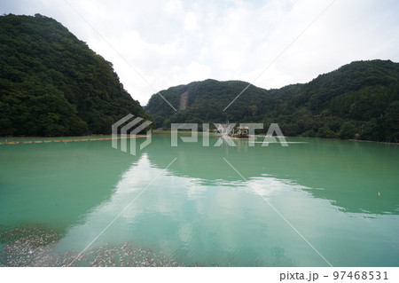 群馬県中之条町　湯川に架かる　品木ダムのダム湖　2022年9月12日 97468531