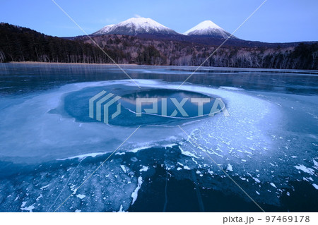 冬景色のオンネトー 97469178