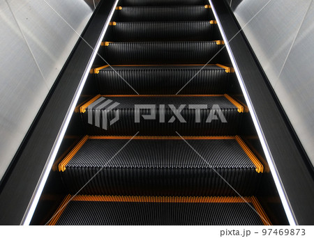 エスカレーターの段差 97469873