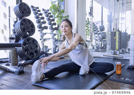 ジムでストレッチをする若い女性 ジムでストレッチをする若い女性 97469946