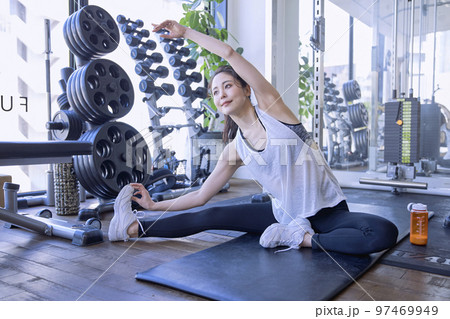 ジムでストレッチをする若い女性 97469949