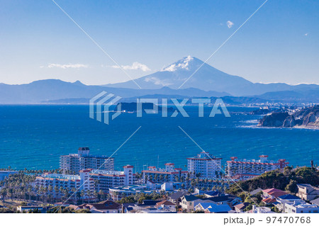 (神奈川県)湘南・逗子の住宅地越しに見る、江ノ島と富士山 (神奈川県)湘南・逗子の住宅地越しに見る、江ノ島と富士山 97470768