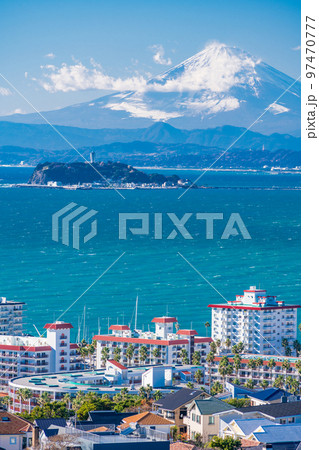 （神奈川県）湘南・逗子の住宅地越しに見る、江ノ島と富士山 97470777