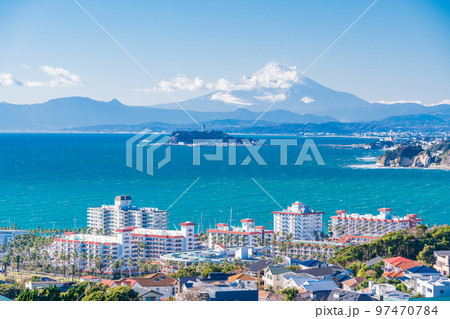 (神奈川県)湘南・逗子の住宅地越しに見る、江ノ島と富士山 (神奈川県)湘南・逗子の住宅地越しに見る、江ノ島と富士山 97470784