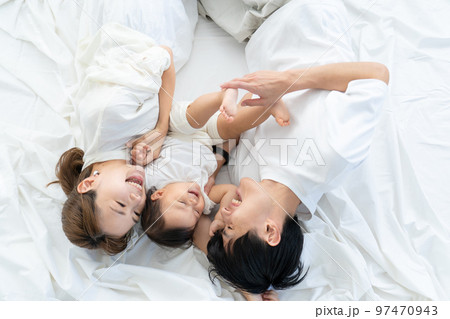 赤ちゃんがいる家族 97470943