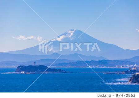 （神奈川県）湘南の海越しに見る、江ノ島と富士山 97470962